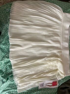 Classic Pleated White Mini Skirt